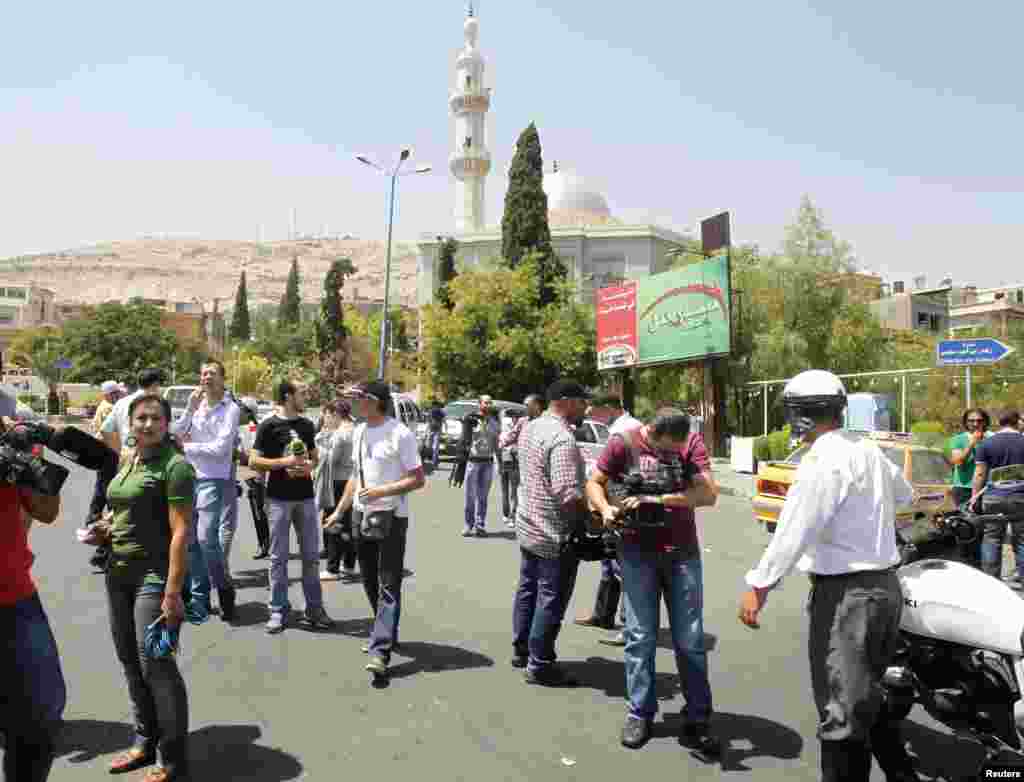 Poytaxt Damashqda jurnalistlar al-Ravda maydonida turibdi. Maydon milliy xavfsizlik idorasi binosiga yaqin joylashgan. 18-iyul kuni binoda xuruj sodir etilib, Assadga yaqin uch rasmiy o'lgan.