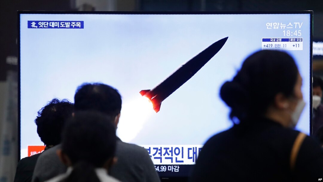 25일 한국 서울 기차역에서 북한의 미사일 발사 관련 뉴스가 나오고 있다. 