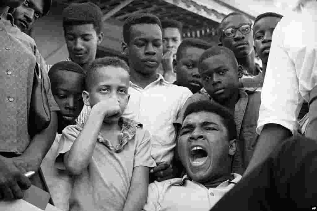Muhammad Ali bolalar bilan, 17-fevral, 1966-yil.