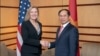 Thứ trưởng Ngoại giao Hoa Kỳ chuyên trách về Kiểm soát Vũ khí và An ninh Quốc tế, bà Andrea L. Thompson, và Thứ trưởng Ngoại giao Việt Nam Bùi Thanh Sơn hôm 25/3.