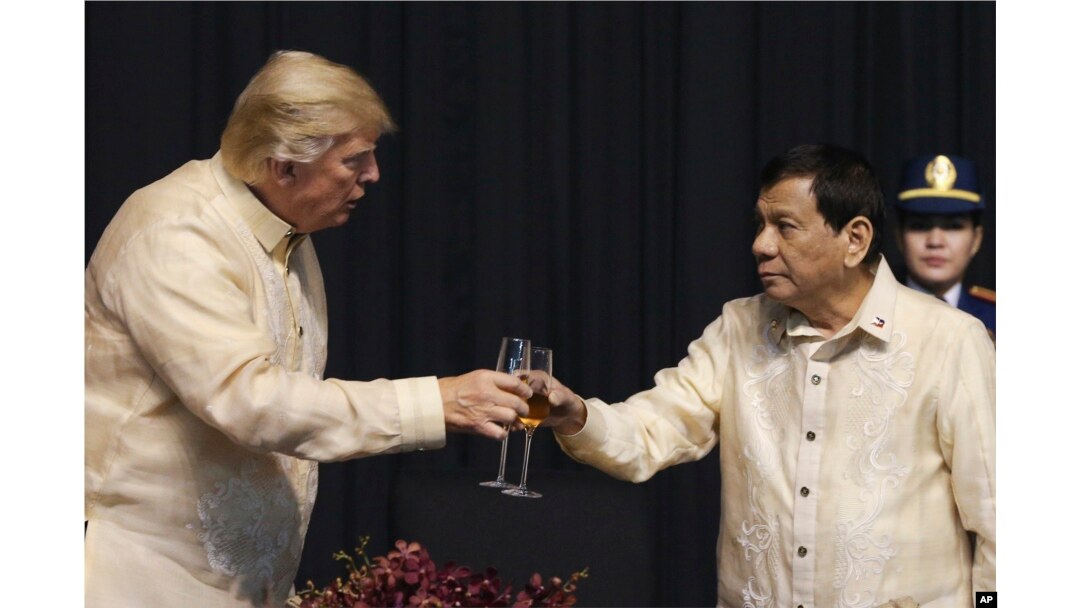 U.S. President Donald Trump toasts with Philippines President Rodrigo Duterte during the gala dinner marking ASEAN's 50th anniversary in Manila, Nov. 12, 2017.