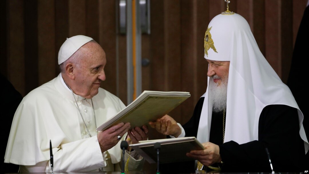 Rim papasi Fransisk ham, patriarx Kirill ham Lotin Amerikasi bo'ylab safarda ekan, Kuba muloqot uchun betaraf bir manzil sifatida tanlandi. 