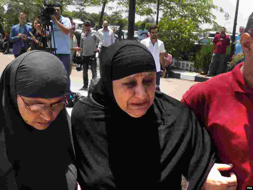 Qulagan samolyot yo'lovchilari qarindoshlari Qohira aeroportida