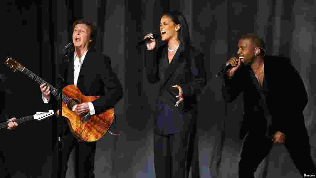 Da esquerda para a direita, Paul McCartney, Rihanna e Kanye West cantam "FourFiveSeconds" na 57ª gala anual dos Prémios Grammy, Los Angeles, Califórnia, Fev. 8, 2015.