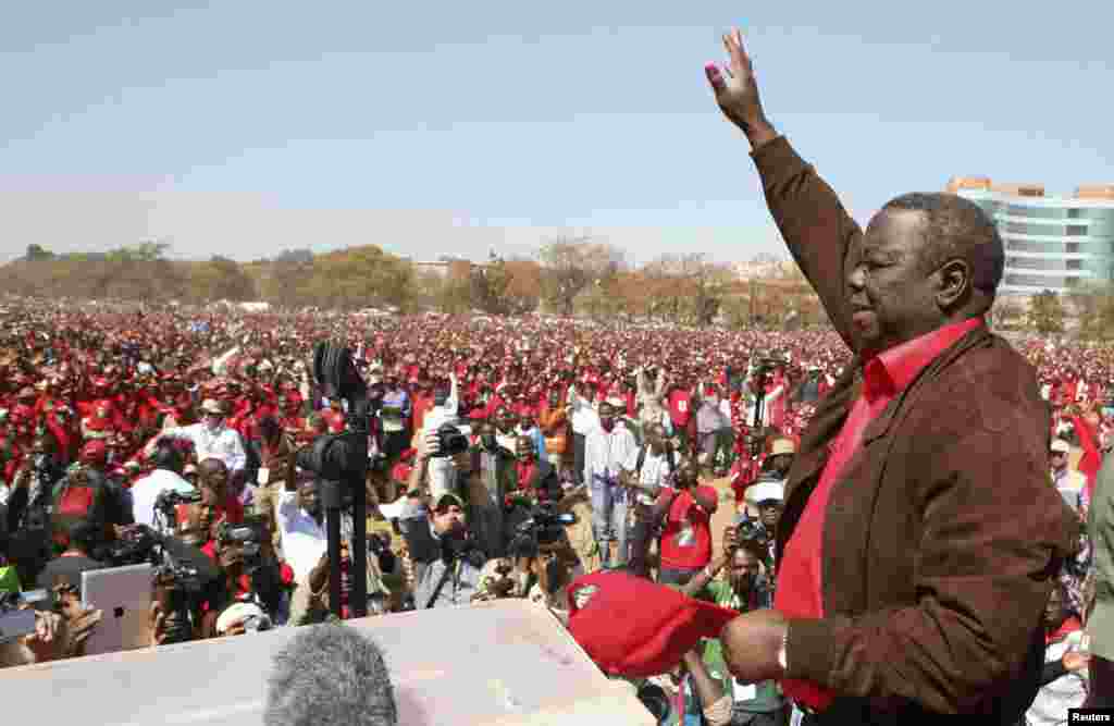 Morgan Tsvangirai, líder do Movimento para a Mudança Democrática (MDC), cumprimenta simpatizantes em um comício em Harare.