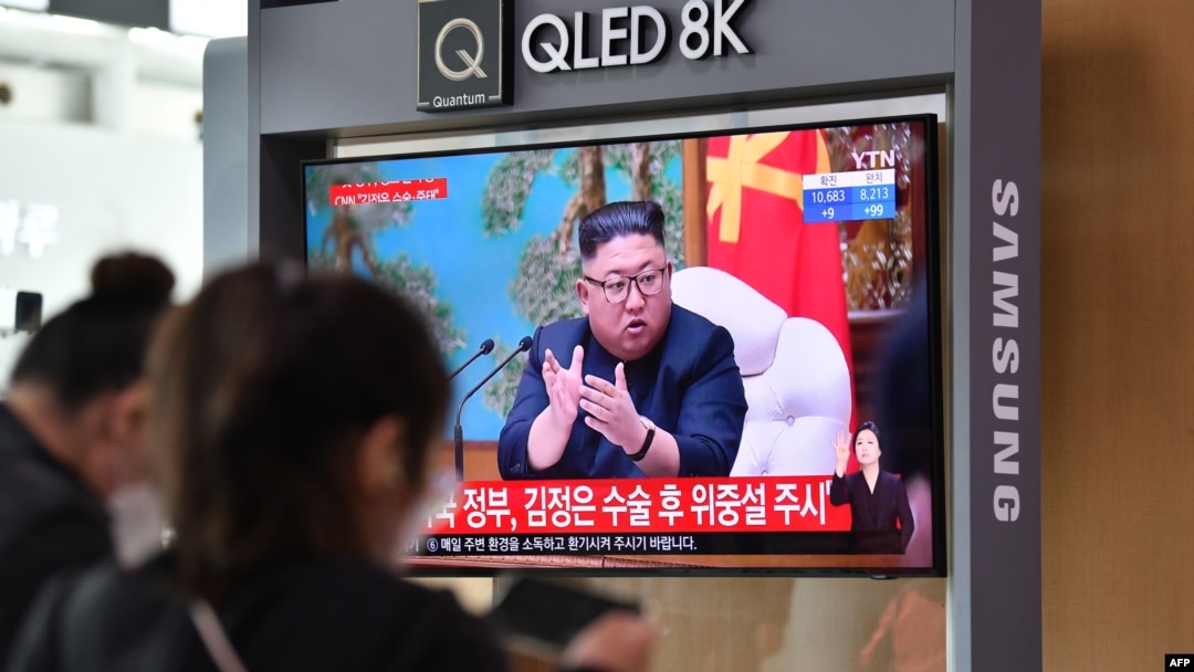 21일 한국 서울역에 설치된 TV에서 김정은 북한 국무위원장 건강이상설 뉴스가 나오고 있다.