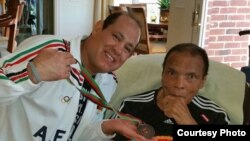 عطا امین مسوول پروژۀ ستدیوم پیروزی و محمد علی کلی اسطورۀ جهان مشت زنی