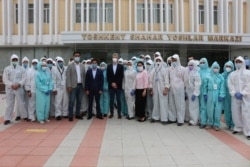 AQSh koronavirusga qarshi kurashda O'zbekiston bilan hamkor. Shu kungacha Vashington Toshkentga bu borada qariyb 9 million dollarga teng yordam ko'rsatdi. O'tgan 20 yil mobaynida Amerika O'zbekistonga sog'liqni saqlash yo'lida 122 million dollarlik ko'mak uzatgan.