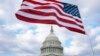 Американський прапор майорить перед будівлею Конгресу США у Вашигтоні.