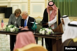 Saudiya Arabistoni qiroli Salmon AQSh rahbari Donald Tramp bilan harbiy hamkorlik bo'yicha shartnoma imzoladi, Riyod, 20-may, 2017