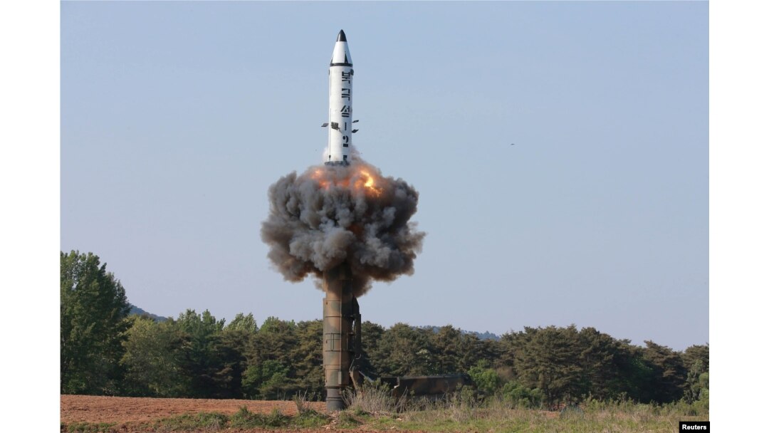 북한의 중장거리 전략 탄도탄 '북극성 2형' 시험발사 장면을 22일 조선중앙통신이 보도했다.