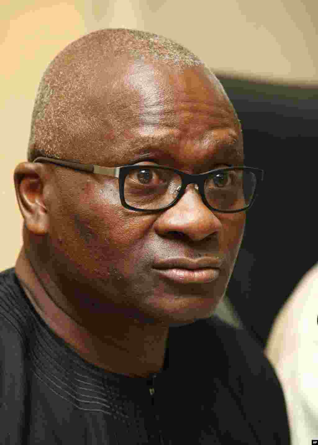 Lagos shahrining sog'liqni saqlash bo'yicha rasmiysi Jide Idris jurnalistlarga mamlakatda sakkiz kishining Ebola virusini yuqtirganini va hozirda karantinda saqlanayotganini ma'lum qildi. Ular Liberiyadan virusni yuqtirib kelgan AQSh fuqarosi Patrik Soyer bilan aloqada bo'lgani aytilmoqda, Lagos, Nigeriya, 5-avgust, 2014-yil.