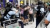 香港当地时间星期二(8月13日)深夜，防暴警察冲进香港国际机场与示威者发生冲突