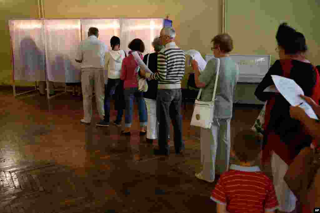 Yaqinda Rossiya tarkibiga qo'shib olingan Qrimda aholi mahalliy parlament saylovlarida qatnashmoqda, 14-sentabr, 2014-yil, Simferopol, Qrim.