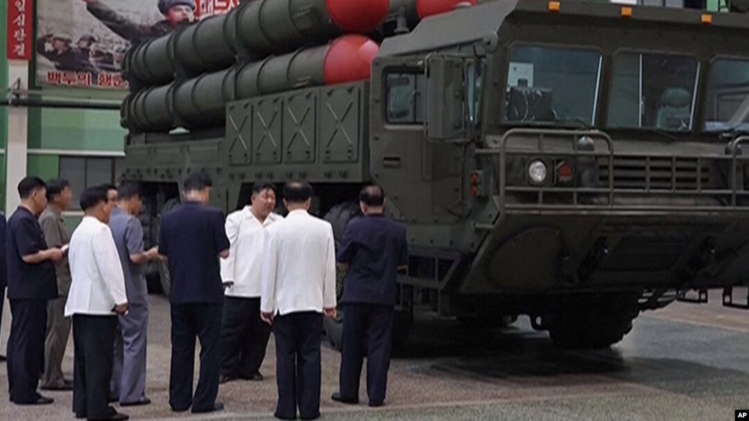 8일 국방공업기업소를 방문한 김정은 북한 국무위원장이 이동식발사대(TEL) 앞에서 관계자들과 대화하고 있다.