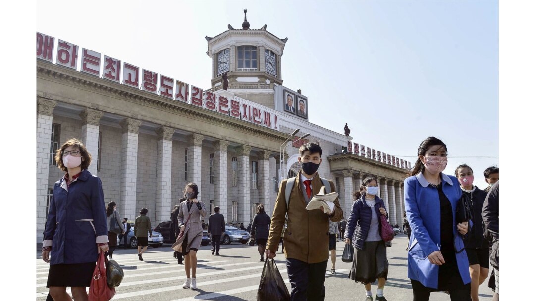 지난달 27일 북한 평양역에서 행인들이 신종 코로나바이러스 감염을 막기 위해 마스크를 쓰고 있다.