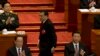 在人大会议开幕式上，中国总理李克强在中国主席习近平身边走过，上台做工作报告(2016年3月5日 )