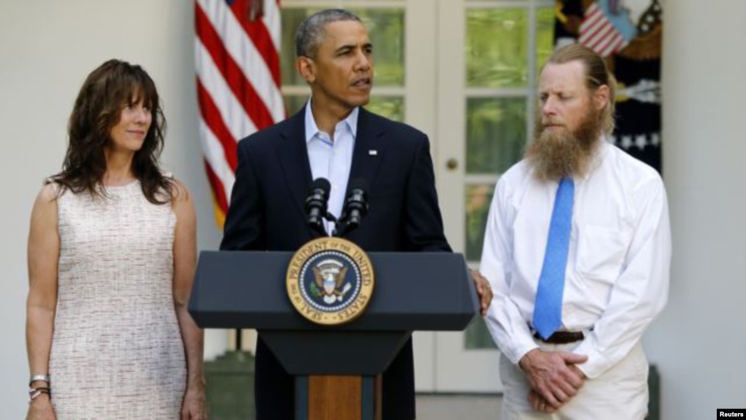 သမ္မတအိုဘားမားက တပ်ကြပ် Bob Bergdahl ကို ပြန်လွတ်လာပြီဖြစ်ကြောင်း Bob ရဲ့ မိဘနှစ်ပါးရှေ့မှာ ကြေညာစဉ်။ (မေ ၃၁၊ ၂၀၁၄)