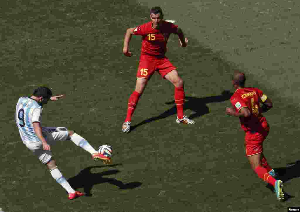 Argentinalik Gonzalo Higuain Belgiya darvozasini ishg'ol qilmoqda, 5-iyul, 2014-yil.