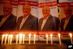 Istanbuldagi Saudiya konsulligi binosi oldida o'ldirilgan jurnalist Jamol Qoshiqchi xotirasiga yoqilgan shamlar, 2018-yil, 25-oktabr