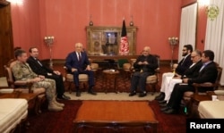 Zalmay Xalilzod Afg'oniston Prezidenti Ashraf G'ani bilan, Kobul, 2018-yil, 10-noyabr.