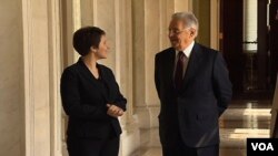 Fernando Henrique Cardoso e a repórter Danielle Stescki na Biblioteca do Congresso americano