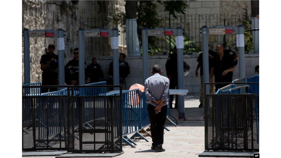 A Palestinian man walks towards a metal detector at the Al Aqsa Mosque compound in Jerusalem's Old City, July 19, 2017. A dispute over metal detectors has escalated into a new showdown between Israel and the Muslim world.