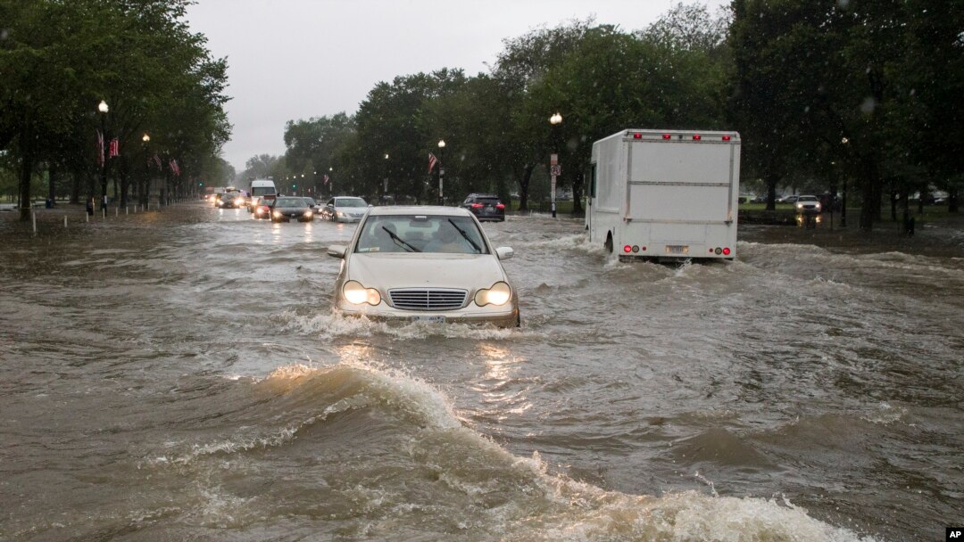 Fuertes lluvias indundaron la intersección de la Avenida Constitution y la calle 15, NW Washington, D.C. el lunes, 8 de julio de 2019.