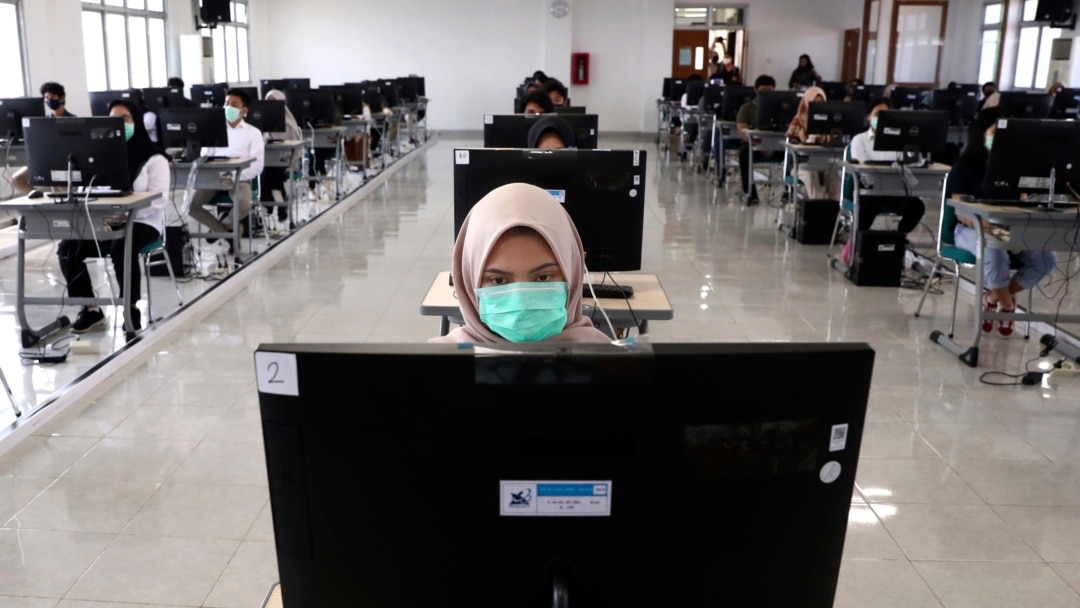 A student in Indonesia takes a computer-based college admissions test.