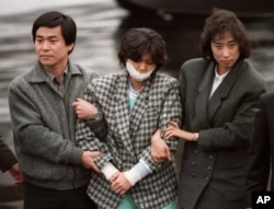 김현희 씨가 1987년 12월 15일 김포공항으로 압송된 후 비행기에서 내리고 있다.