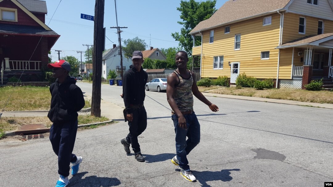 Unidentified passersby on a street in Mount Pleassant. (W. Gallo/VOA)