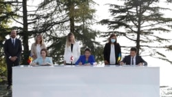 დეკლარაციის ხელმოწერა. პეტრას ციხესიმაგრე