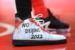 Enes Kanterning Pekindagi qishki olimpiadani boykot qilishga chaqiruvchi oyoq kiyimi, 2021-yil, 30-oktabr