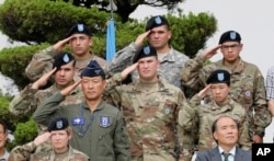 AQSh va Janubiy Koreya harbiylari qo'mondonlik va javobgarlik almashinuvi tadbirida. Seul. 11-avgust, 2017