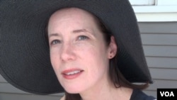 Lisa Connelly, an avid reader, is writing her first novel, a fantasy horror tale for young adults. (M. O'Sullivan/VOA)