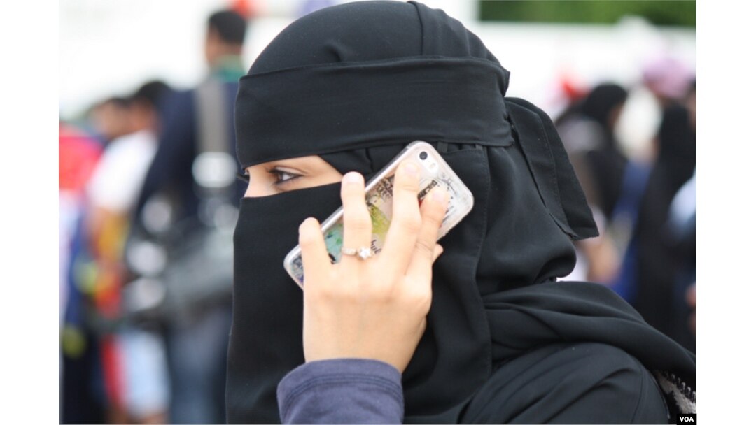 A woman uses a smartphone in Jeddah, Saudi Arabia, Jan. 28, 2016. Saudi Arabia and Iran accuse each other of human rights abuses against their own citizens. International rights groups say both countries have trampled on civil liberties, repressed women and committed other offenses. (H. Murdock/VOA)