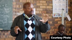 Fusi Mofokeng speaks to students shortly after his release from prison for a crime he says he did not commit. (Wits Justice Project)