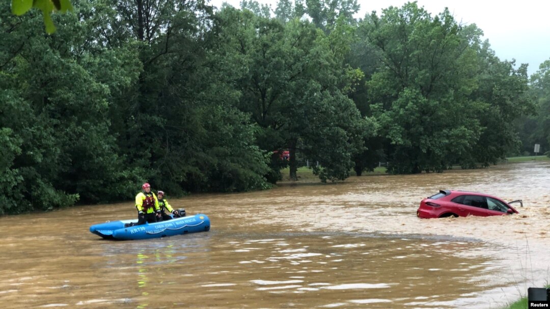 Muchos conductores quedaron atrapados en sus vehículos por las inundaciones imprevistas en el área metropolitana de Washington.