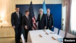 Ukrainalik tadbirkor Pyotr Poroshenko, "Udar" partiyasi rahbari Vitaliy Klichko, "Ota Vatan" partiyasi yetakchisi Arseniy Yatsenyuk AQSh davlat kotibi Jon Kerri bilan uchrashmoqda, Myunxen (Germaniya), 1-fevral, 2014-yil
