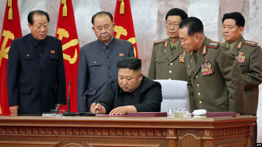 김정은 북한 국무위원장이 노동당 중앙군사위원회 제5시 제4차 확대회의를 주재하는 모습을 북한 관영 '조선중앙통신'이 24일 공개했다.