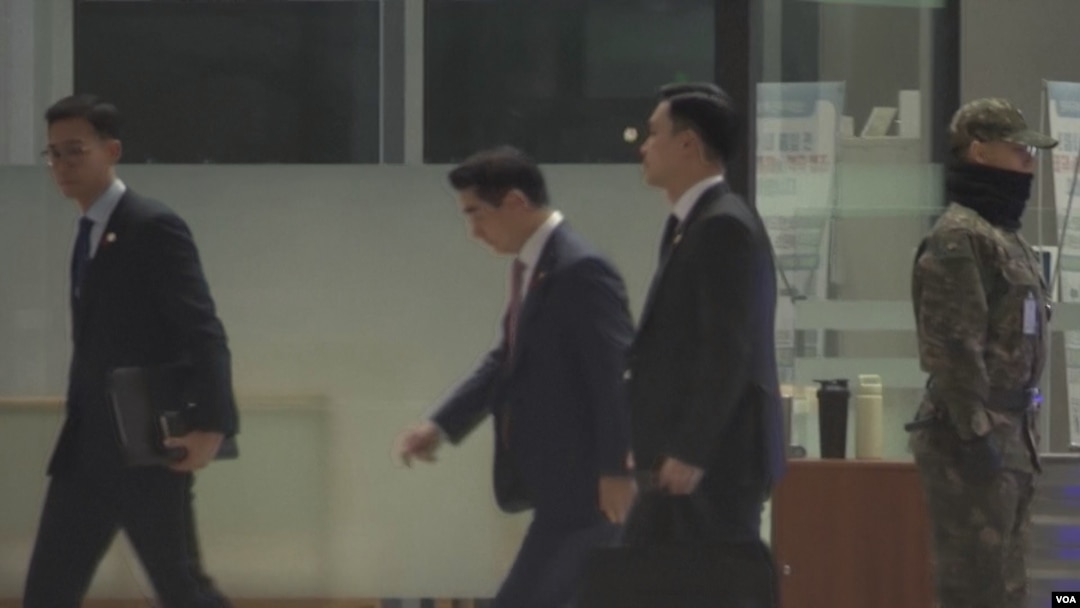 15일 김용현 전 한국 국방부 장관이 국회에서 걸어나가는 모습. (화면출처: 국회의사당 텔레비전)