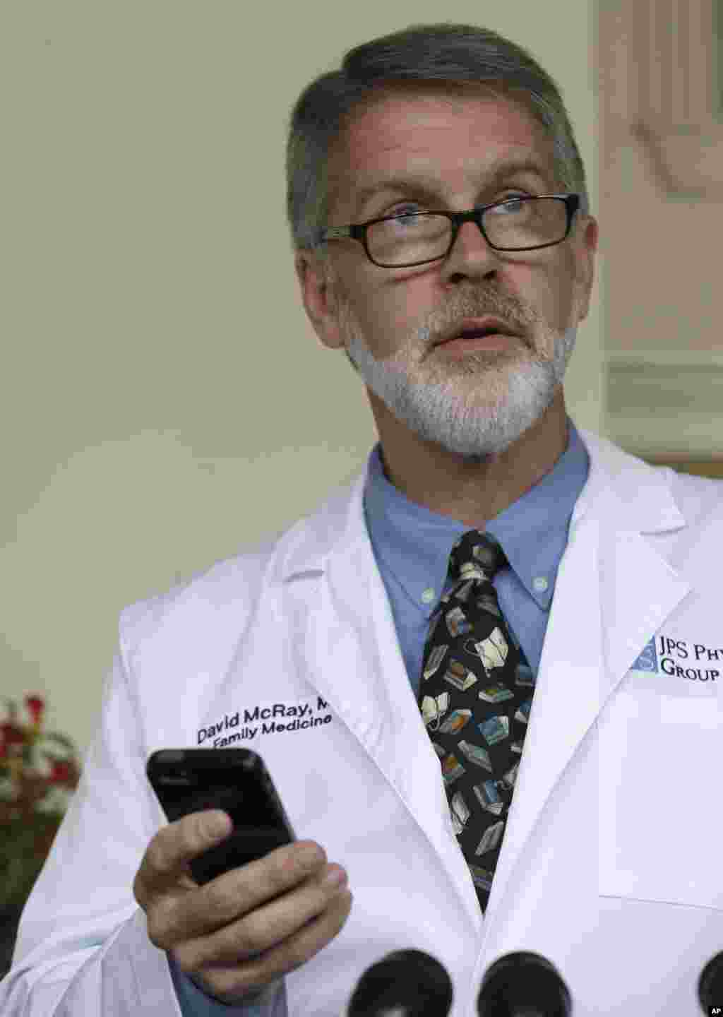 Doktor Deyvid Makrey Texasda o'tgan matbuot anjumanida do'sti va hamkasbi Kent Brentlidan kelgan maktubni o'qib bermoqda. Brentli Liberiyada Ebolaga qarshi kurashayotib virus yuqtirib olgan ikki amerikalikning biri, 28-iyul, 2014-yil.