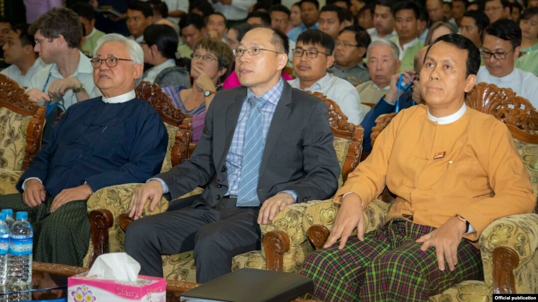 ရန်ကုန် မြို့တော်ခန်းမမှာကျင်းပတဲ့ ရန်ကုန်မြို့သစ် အပြီးသတ်အဆင့် Master Plan ဆွေးနွေးပွဲကို တက်ရောက်လာတဲ့ ရန်ကုန်တိုင်း ဝန်ကြီးချုပ် ဦးဖြိုးမင်းသိန်း (ယာ)၊ NYDC CEO ဦးသိမ်းေ၀ ခေါ် Serge Pun (ဝဲ) (Picture- NYDC) 