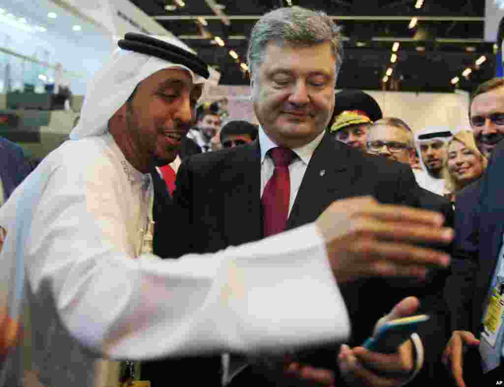 Ukraina hukumati oxirgi uch kunda ayirmachilar bilan olishuvlar ko'lami qisqarganini tasdiqlayapti. Biroq port shahar Mariupol yaqinida separatistlar hujumlari hanuz davom etayotgani haqida xabarlar bor. Ayirmachilar seshanba kuni og'ir qurollarni front zonasidan olib chiqa boshlagan. Ayrim jurnalistlar haqiqatan qurollar olib ketilayapti, deydi. Yevropa Ittifoqi kuzatuvchilari hali bu ma'lumotni tasdiqlaganicha yo'q.