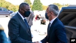 NATO Bosh kotibi Yens Stoltenberg Pentagonda AQSh Mudofaa vaziri Lloyd Ostin bilan, 4-oktabr, 2021