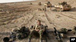 2003-yil, 27-martda olingan suratda britaniyalik askarlar Basradagi jangga tayyorlanmoqda.