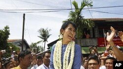 缅甸民主领袖昂山素季8月14日与支持者在一起