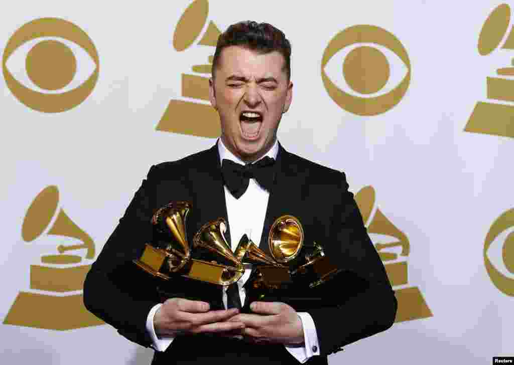 Sam Smith com os seus quatro galardões para Melhor Artista Revelação, Melhor Album Pop, Melhor Gravação do Ano e Melhor Música do Ano com "Stay With Me" do álbum "In the Lonely Hour", Los Angeles, Califórnia, Fev. 8, 2015.