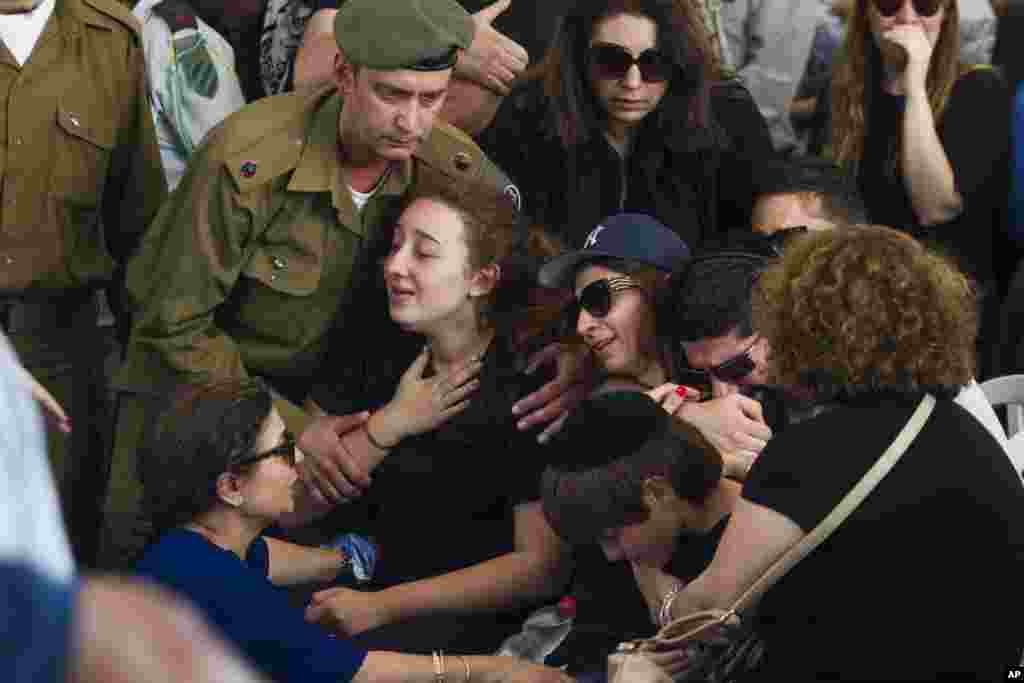 G'azoda halok bo'lgan isroillik zobitning yaqinlari motam tutmoqda, Hod Hasharon, 20-iyul, 2014-yil.