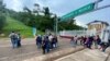 Los migrantes se reúnen en las inmediaciones de la frontera dentre Guatemala y México, en la localidad guatemalteca de El Ceibo. Foto cortesía del Instituto Guatemalteco de Migración.